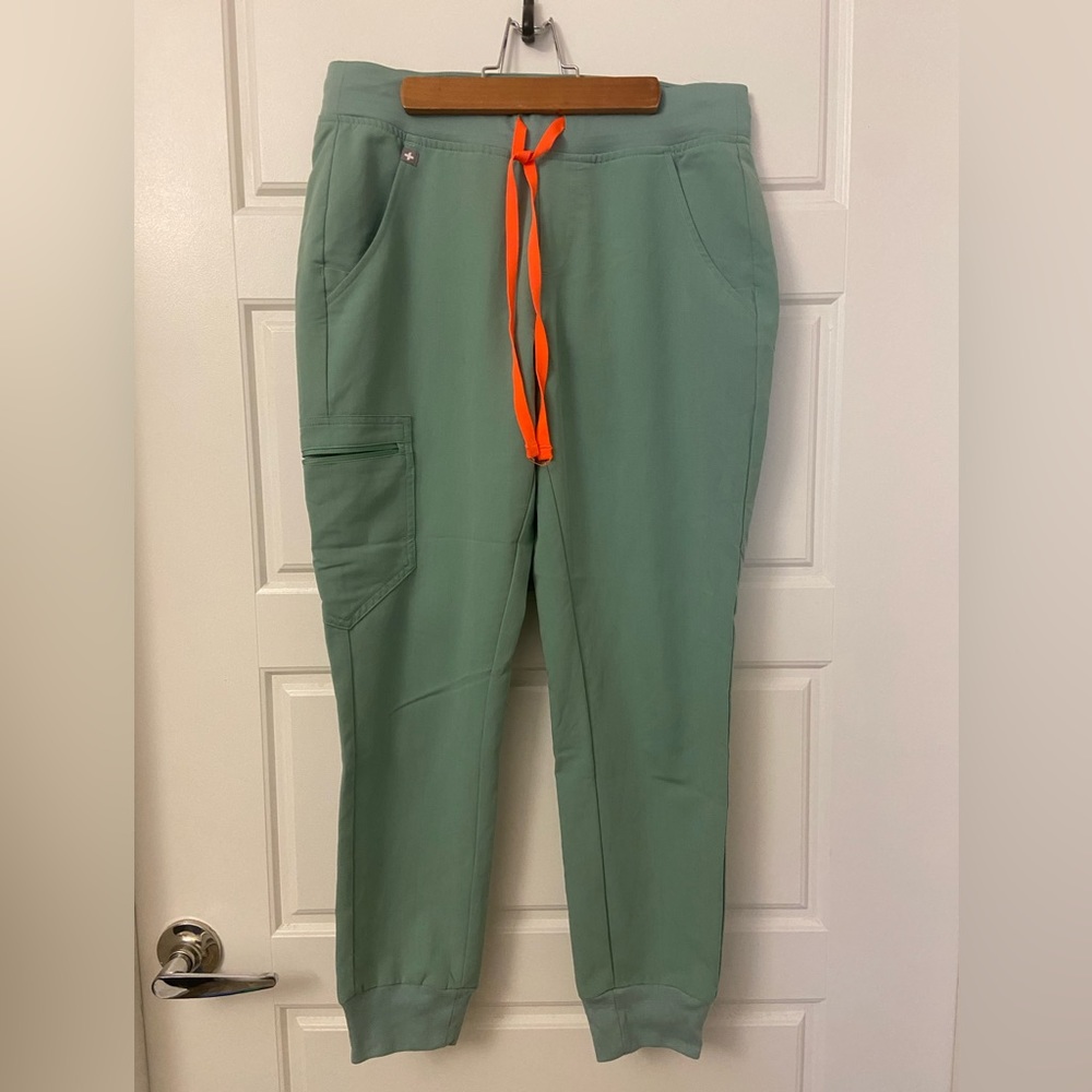 Figs women’s Jade Zamora Petite Jogger Scrub Pants
